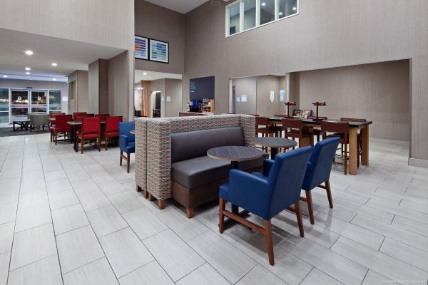 Holiday Inn Express & Suites TULARE (Tulare)